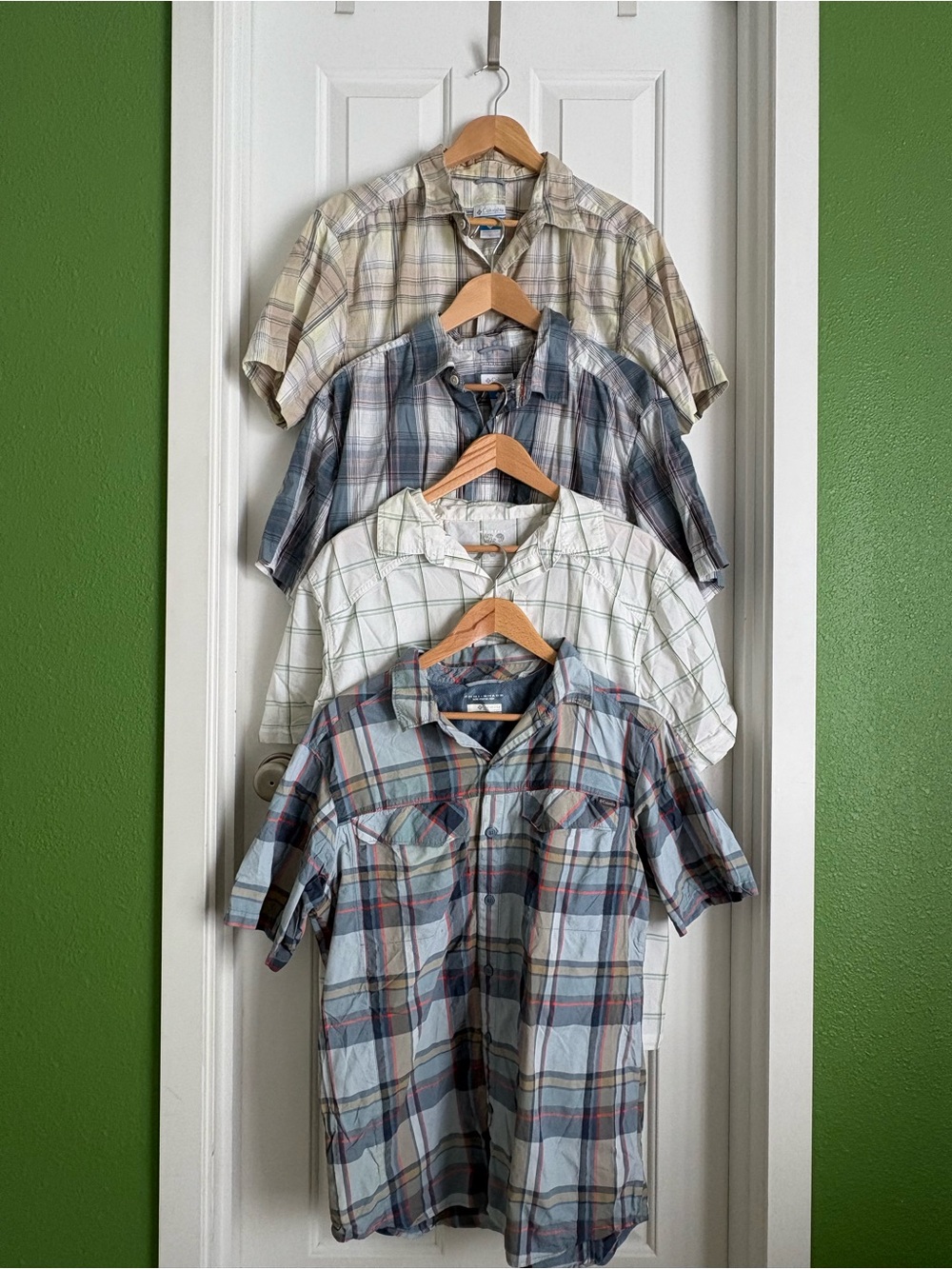 Bundle of Men’s Mountain Hardwear/Columbia Sportswear Short Sleeve Button-up | L